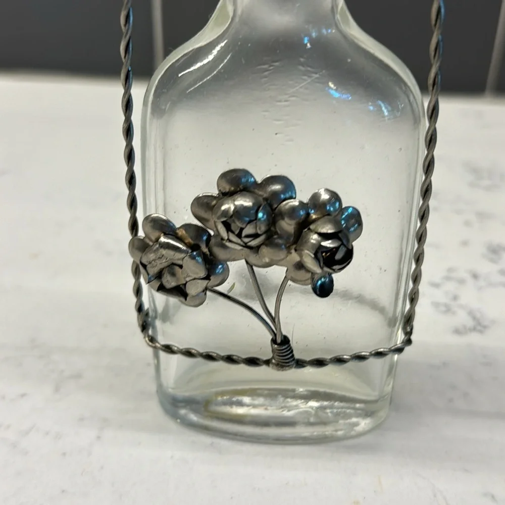 Small glass bottle vase with applied silver toned wire and flowers, Glas…